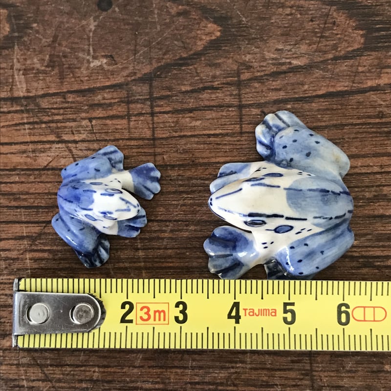 小さなカエルが取手の蓋付き菓子器 青貝の象嵌付き　木製です 小さなカエルが取手の蓋付き菓子器 青貝の象嵌付き 木製です