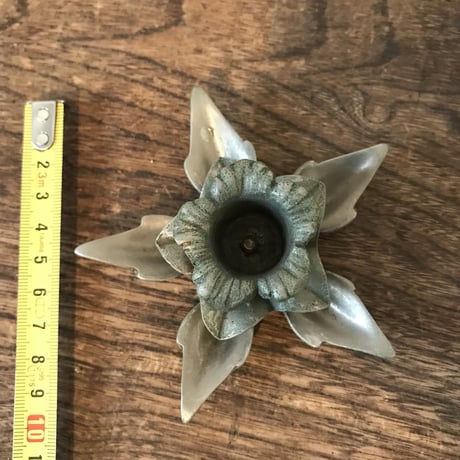 花型のキャンドルスタンド