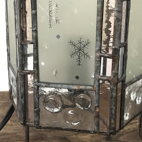 レトロなすりガラス 雪の結晶模様のランプ