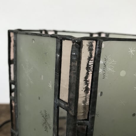レトロなすりガラス 雪の結晶模様のランプ