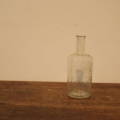 レトロなゆがみのある ガラス瓶 / ie22_256