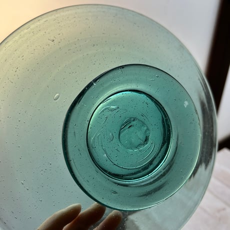 青みがかった気泡ガラスの脚付きプレート