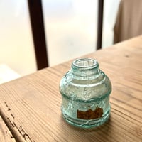 小さなガラスのインク瓶