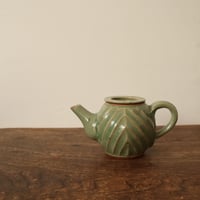 淡いグリーン色の陶器の急須 / ie22_329