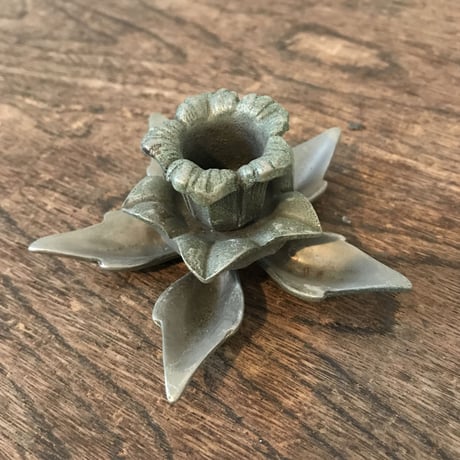 花型のキャンドルスタンド