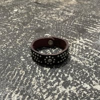 【 HTC 】BORN & ARROW UMBRELLA STUDS LEATHER BRACELET ( BLACK )