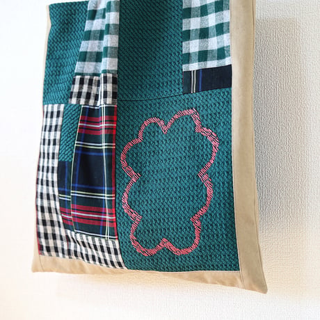 肩掛けことば刺繍トート「zutto zutto isshoチェックb」