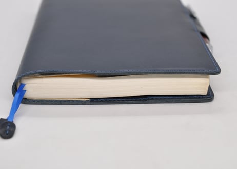 ★送料込み★革手帳カバー★A５サイズ★ほぼ日手帳カズン、NOLTY A5ウィークリーなど★栃木レザー　ピット本ヌメ（ネイビー）特A★