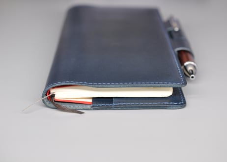★送料込み★ほぼ日手帳革カバー★WEEKS★WEEKS MEGA★栃木レザー　ピット本ヌメ（ネイビー）★