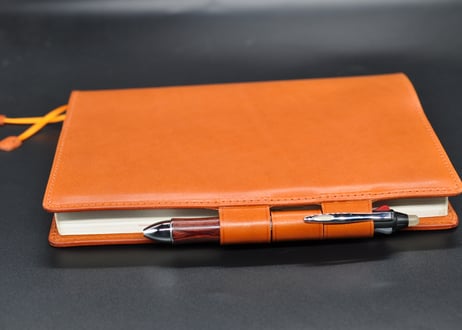 ★送料込み★革手帳カバー★A5サイズ★ほぼ日手帳カズン、NOLTY A5ウィークリーなど★栃木レザー　ピット本ヌメ（レンガ色）★