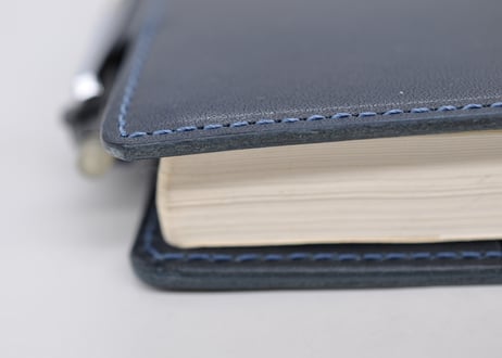 ★送料込み★革手帳カバー★A５サイズ★ほぼ日手帳カズン、NOLTY A5ウィークリーなど★栃木レザー　ピット本ヌメ（ネイビー）特A★