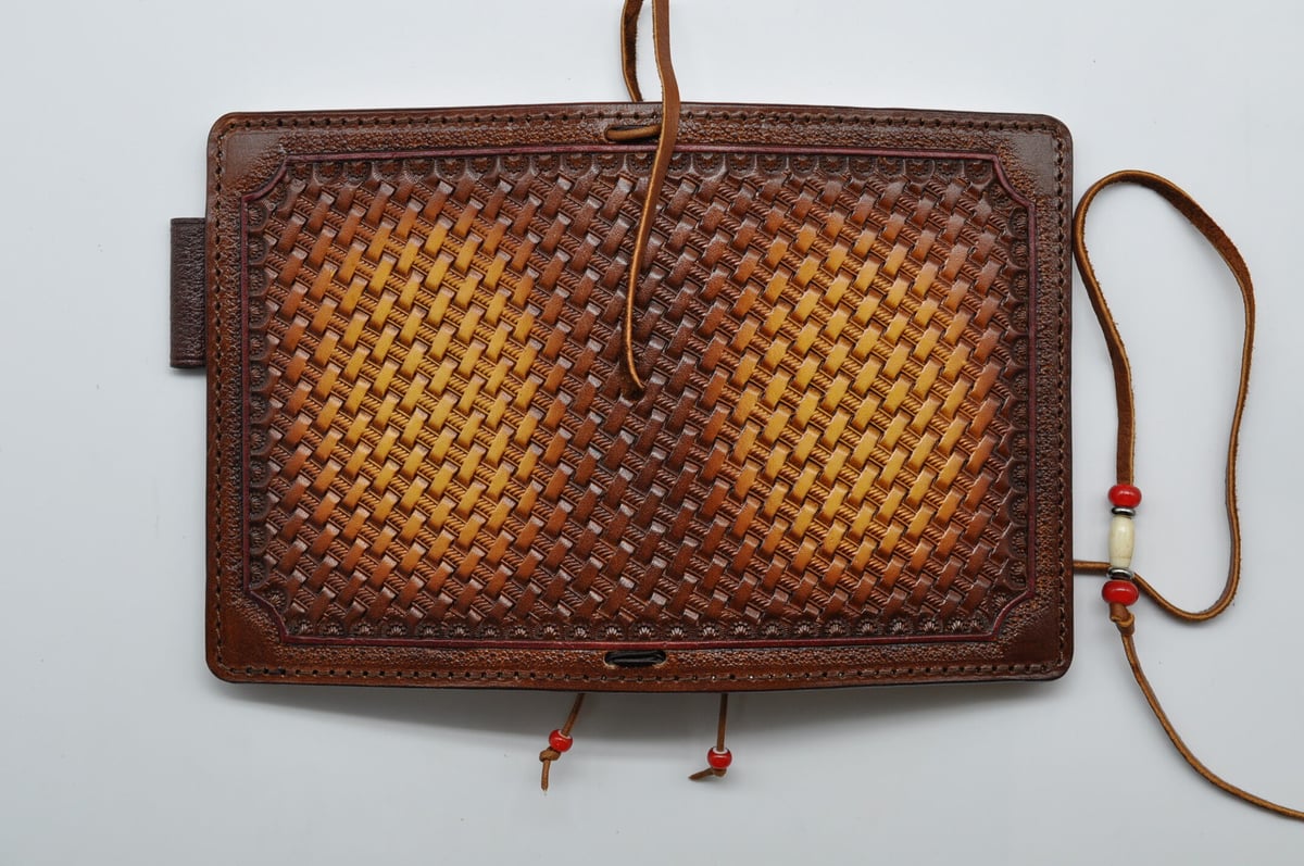 パスポートサイズトラベラーズノートカバー　レザー刻印＆拭き染め パスポートサイズトラベラーズノートカバー 牛革、刻印＆拭き