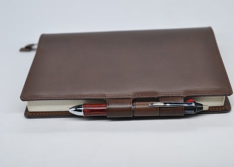 ★送料込み★革手帳カバー★A5サイズ★ほぼ日手帳カズン、NOLTY A5ウィークリーなど★栃木レザー　ピット本ヌメ（チョコ）特A★