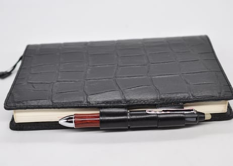 ★送料込み★革手帳カバー★A5サイズ（ほぼ日手帳カズン、NOLTY A5 ウィークリーなど）★クロコ型押し牛革（ブラック）★