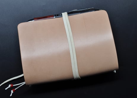 ★送料込み★トラベラーズノートカバー★A6サイズ★栃木レザー　サドルレザー（ナチュラル）★