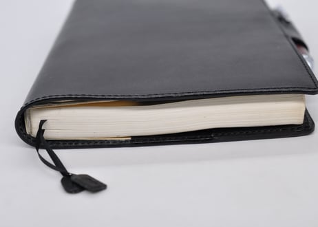 ★送料込み★本革手帳カバー★A5サイズ★ほぼ日手帳カズン、NOLTY A5ウィークリーなど★栃木レザー　ピット本ヌメ（ブラック）★