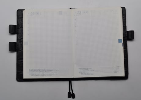 ★送料込み★革手帳カバー★A5サイズ（ほぼ日手帳カズン、NOLTY A5 ウィークリーなど）★クロコ型押し牛革（ブラック）★