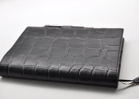 ★送料込み★本革手帳カバー★A5サイズ（ほぼ日手帳カズン、NOLTY A5 ウィークリーなど）★クロコ型押し牛革（ブラック）★