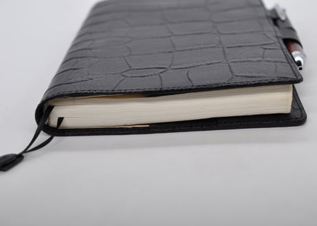 ★送料込み★本革手帳カバー★A5サイズ（ほぼ日手帳カズン、NOLTY A5 ウィークリーなど）★クロコ型押し牛革（ブラック）★