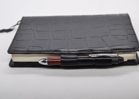 ★送料込み★本革手帳カバー★A5サイズ（ほぼ日手帳カズン、NOLTY A5 ウィークリーなど）★クロコ型押し牛革（ブラック）★