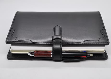 ★送料込み★システム手帳★Ａ５サイズ★リング内径２５ｍｍ★栃木レザー　オイルサドル（ブラック）★