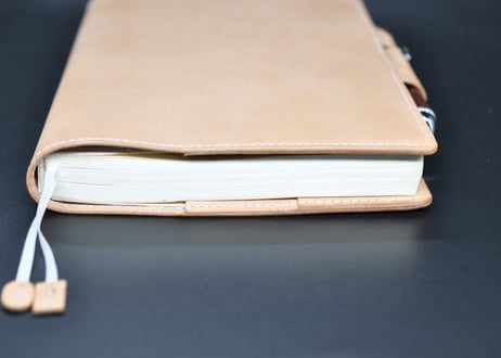 ★送料込み★手帳カバー★A5サイズ★ほぼ日カズン、NOLTY A5ウィークリーなど★栃木レザー　ワイルドヌメ★