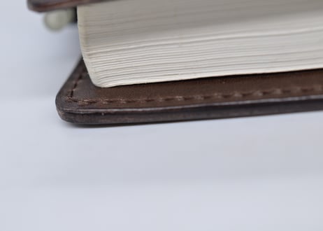 ★送料込み★革手帳カバー★A5サイズ★ほぼ日手帳カズン、NOLTY A5ウィークリーなど★栃木レザー　ピット本ヌメ（チョコ）特A★
