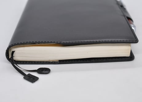 ★送料込み★革手帳カバー★A5サイズ★ほぼ日手帳カズン、NOLTY A5ウィークリーなど★栃木レザー　ピット本ヌメ（ブラック）特A★