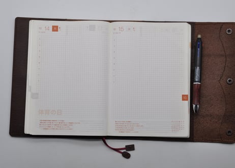 ★送料込み★三つ折り革手帳カバー★A5サイズ★ほぼ日手帳カズン、NOLTY A5 ウィークリーなど★型押し牛革（チョコ）★