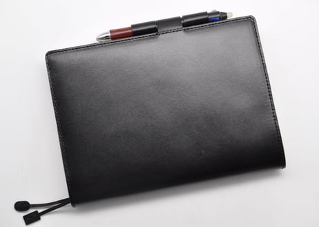 ★送料込み★革手帳カバー★A5サイズ★ほぼ日手帳カズン、NOLTY A5ウィークリーなど★栃木レザー　ピット本ヌメ（ブラック）特A★