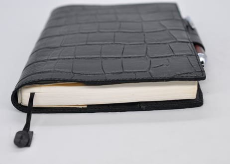 ★送料込み★革手帳カバー★A5サイズ（ほぼ日手帳カズン、NOLTY A5 ウィークリーなど）★クロコ型押し牛革（ブラック）★