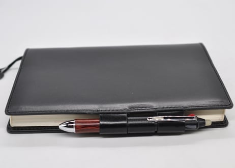 ★送料込み★革手帳カバー★A5サイズ★ほぼ日手帳カズン、NOLTY A5ウィークリーなど★栃木レザー　ピット本ヌメ（ブラック）特A★