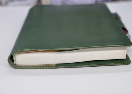 ★送料込み★革手帳カバー★A5サイズ★ほぼ日手帳カズン、NOLTY A5ウィークリーなど★栃木レザー　ピット本ヌメ（ディープグリーン）★