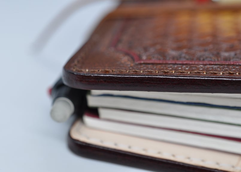 トラベラーズノートカバー　牛革、刻印＆拭き染め　カードポケット付き トラベラーズノートカバー 牛革、刻印＆拭き染め カードポケット