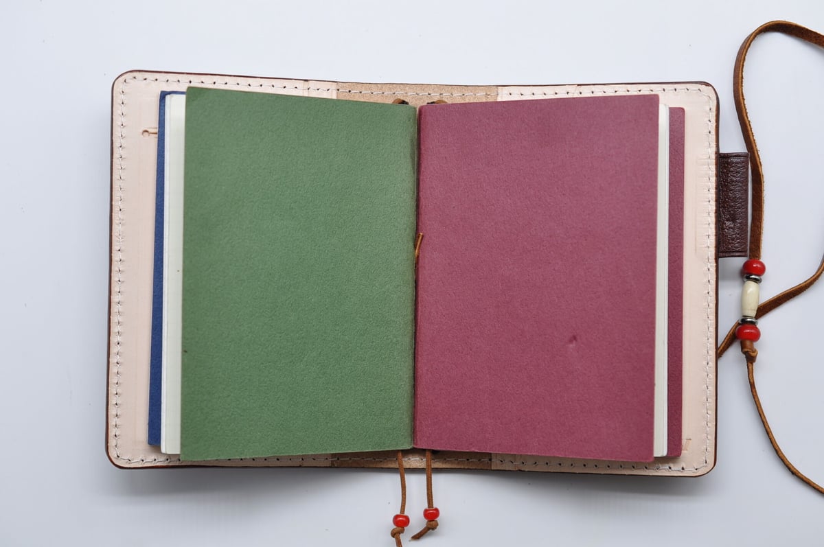 パスポートサイズトラベラーズノートカバー　レザー刻印＆拭き染め パスポートサイズトラベラーズノートカバー 牛革、刻印＆拭き