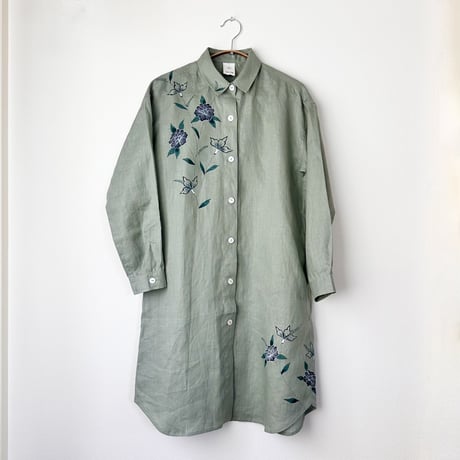 リネン・ロングシャツうぐいす＜手描き更紗牡丹＞