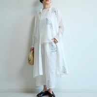 スタンドカラーシャツドレス/ホワイト　手描き・藍色シダ