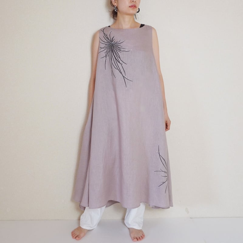 ロングワンピース くすみピンク 墨色乱菊 | akkaの手描き服