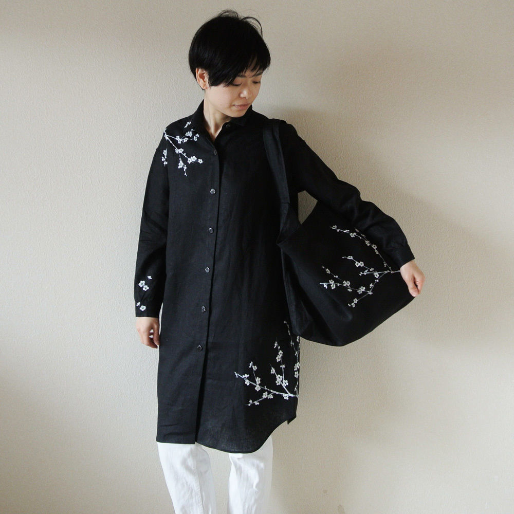 リネン・シャツワンピース黒＜白梅＞ | akkaの手描き服