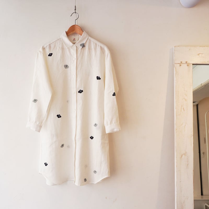 リネン・ロングシャツ白<椿> | akkaの手描き服 リネン・ロングシャツ白<椿> | akkaの手描き服