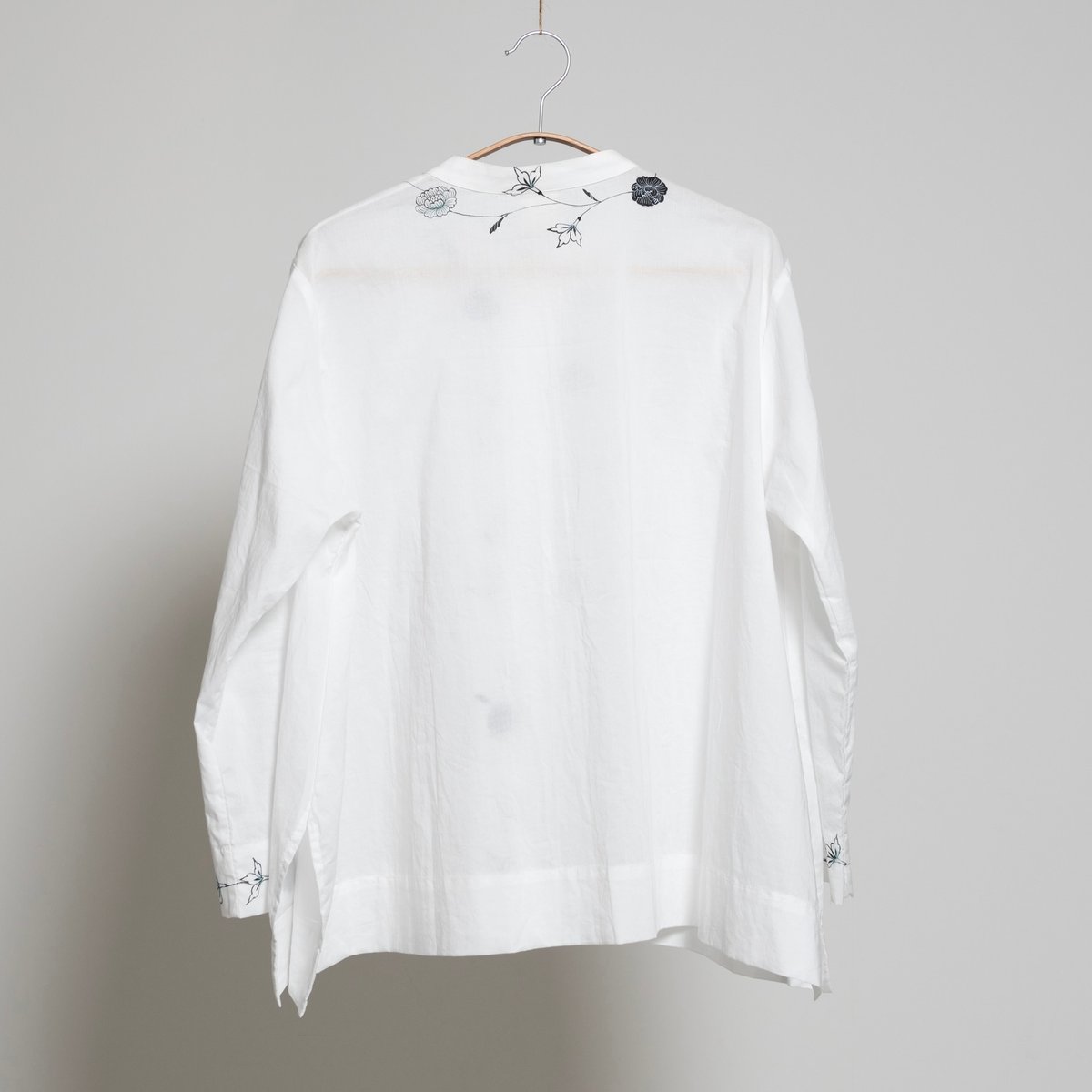 比翼仕立てノーカラーブラウス【手描き更紗牡丹】 | akkaの手描き服