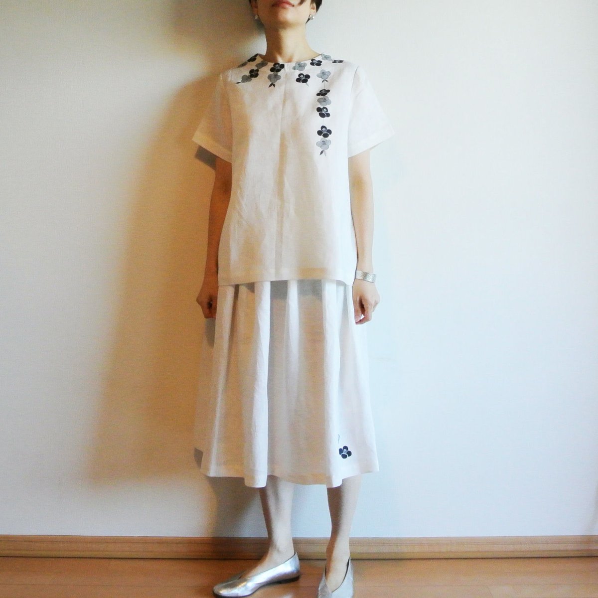 リネン・ギャザースカート 白＜椿＞ | akkaの手描き服