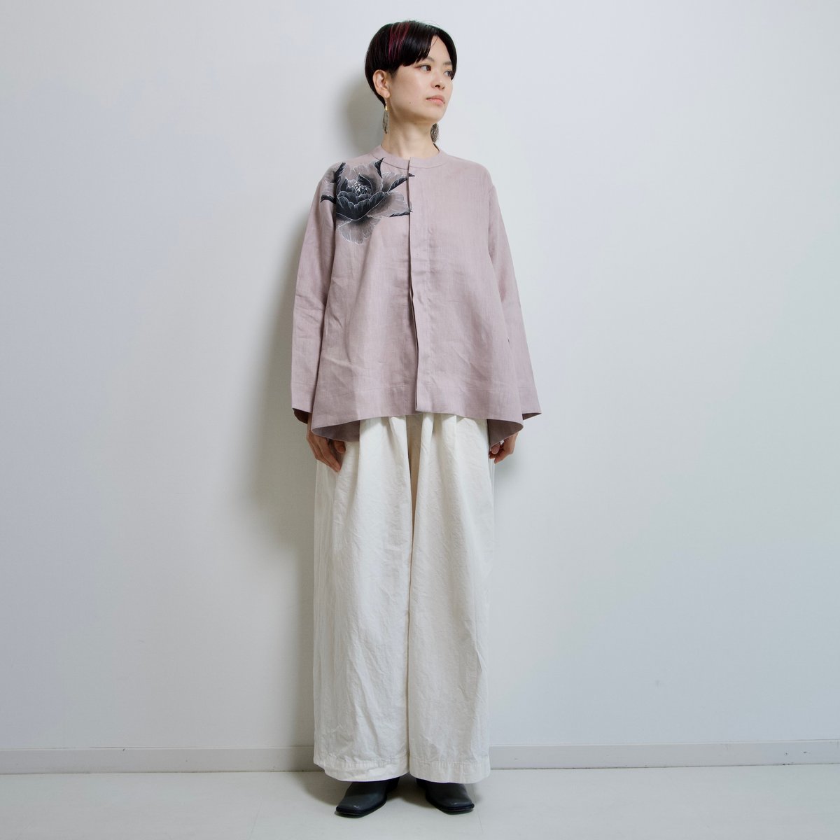 比翼仕立てノーカラーブラウス・リネン【手描き牡丹】 | akkaの