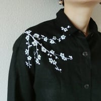 リネンシャツ黒　＜白梅＞