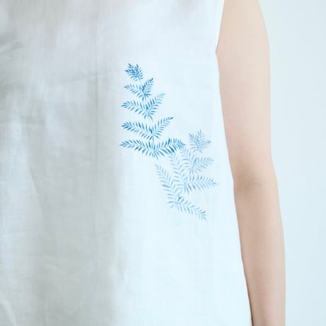 ノースリーブブラウス　藍色シダ