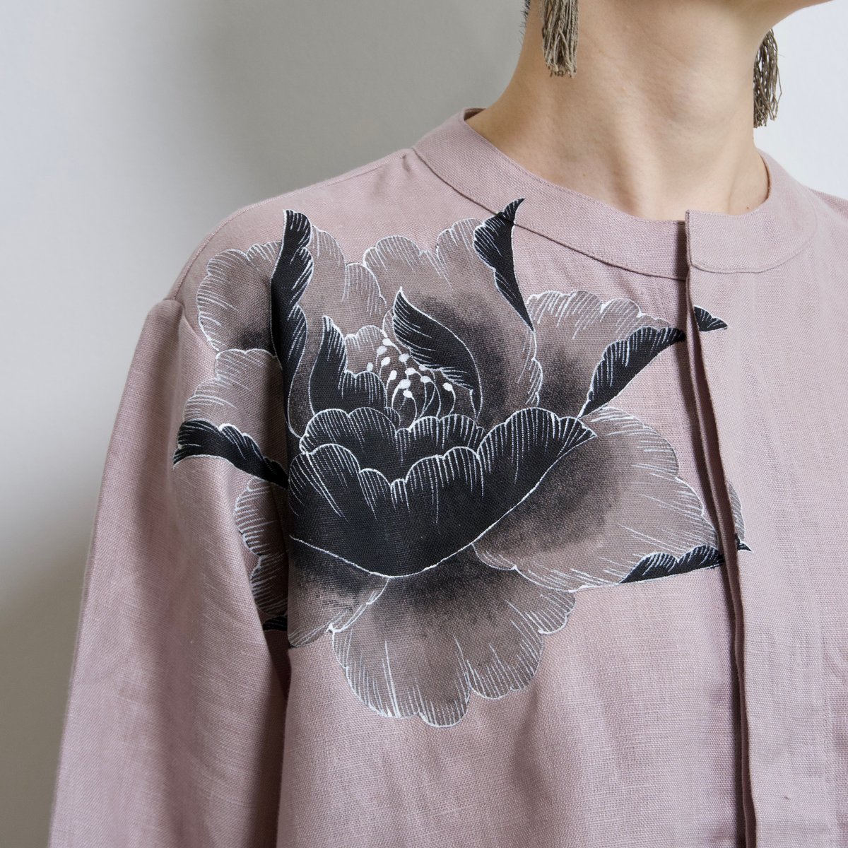 比翼仕立てノーカラーブラウス・リネン【手描き牡丹】 | akkaの