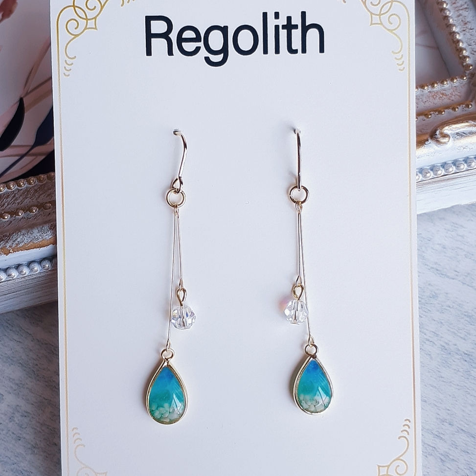 夏♥️軽量⭐️星砂入りのオーロラ水滴サーフボード型海レジンピアス/イヤリング♥️ 夏♥️軽量⭐️星砂入りのオーロラ水滴サーフボード型海レジンピアス