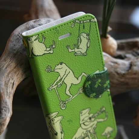 スマホケース　カエルだらけ（あまがえる）