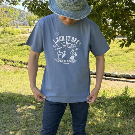 笑い飛ばせ！猫とカエルの笑顔Tシャツ（ヘイジーブルー）男女兼用