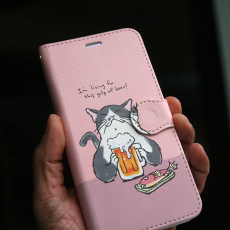 スマホケース　猫がビール（ベビーピンク）